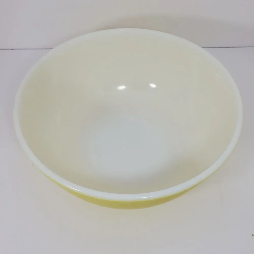 Vintage Pyrex #404 Mixing Bowel 4 Quart Yellow